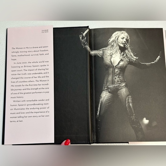✨ Britney Spears The Woman in Me book - Picture 5 of 8